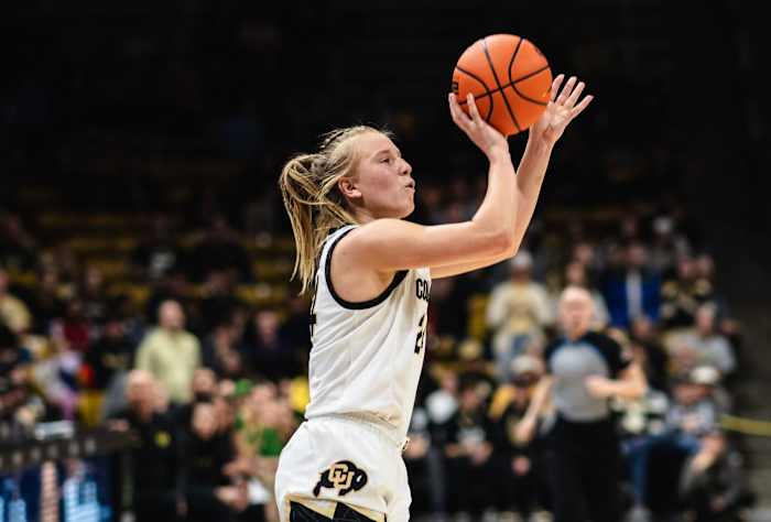 Maddie Nolan shooting the ball vs. Oregon